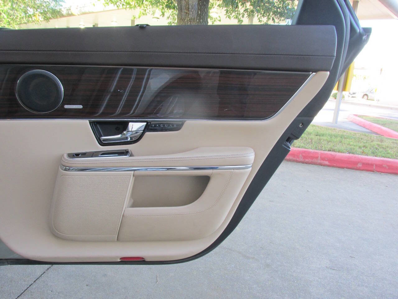 Used 2011 Jaguar XJ L image 26