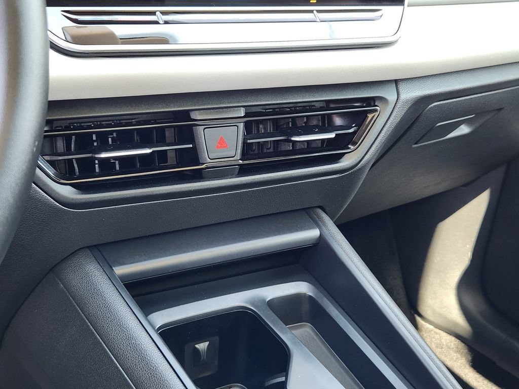 Used 2025 Volkswagen Tiguan SE AWD/4WD image 16