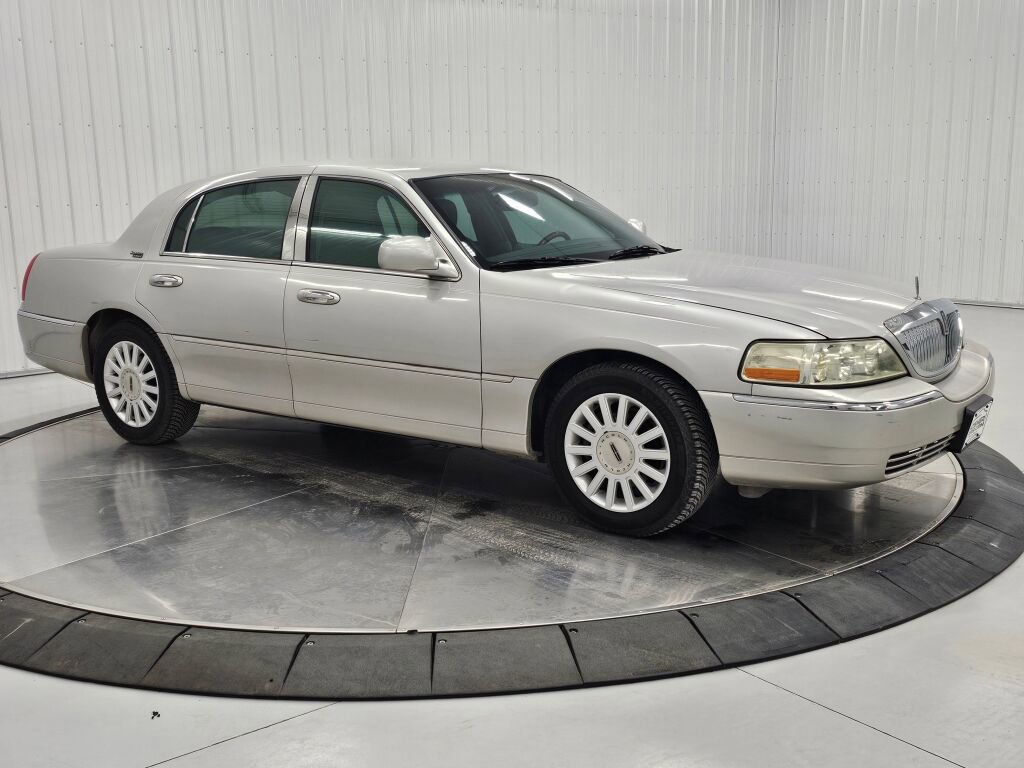 Used 2005 Lincoln Town Car Signature Limited image 7