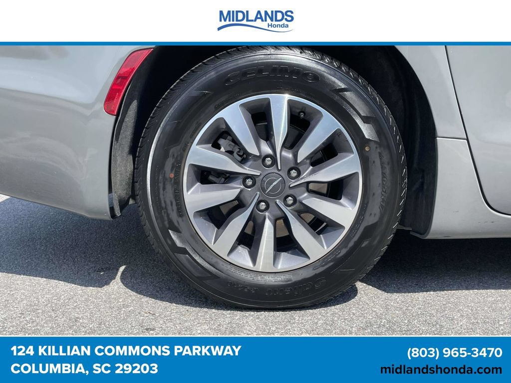 Used 2023 Chrysler Pacifica Touring-L FWD image 7