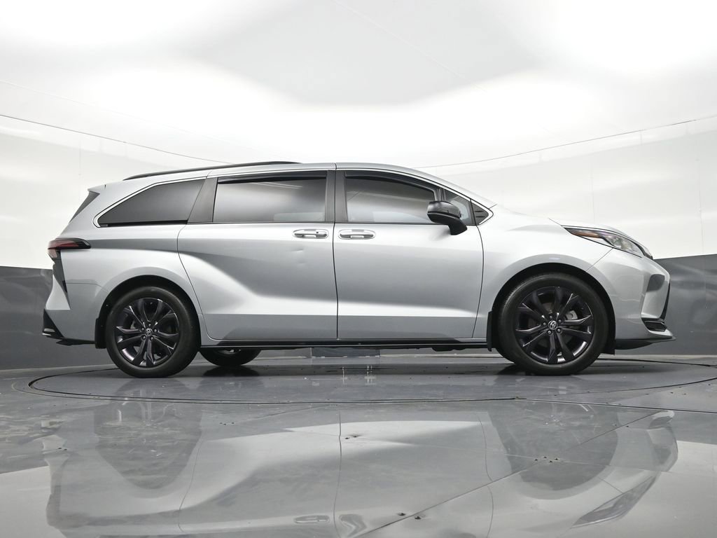 Used 2024 Toyota Sienna XSE w/ XSE Plus Package FWD image 31