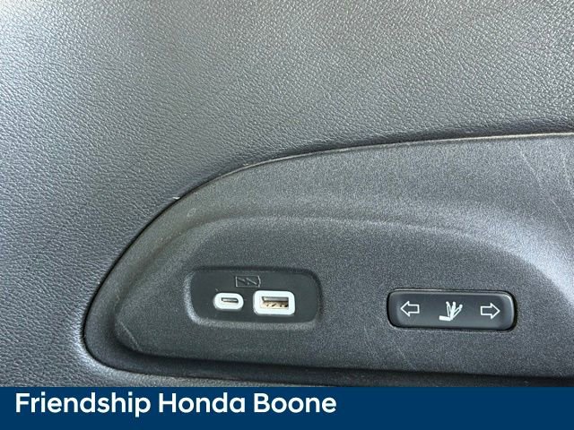 Used 2023 Chrysler Pacifica Limited w/ Uconnect Theater Family Group image 54