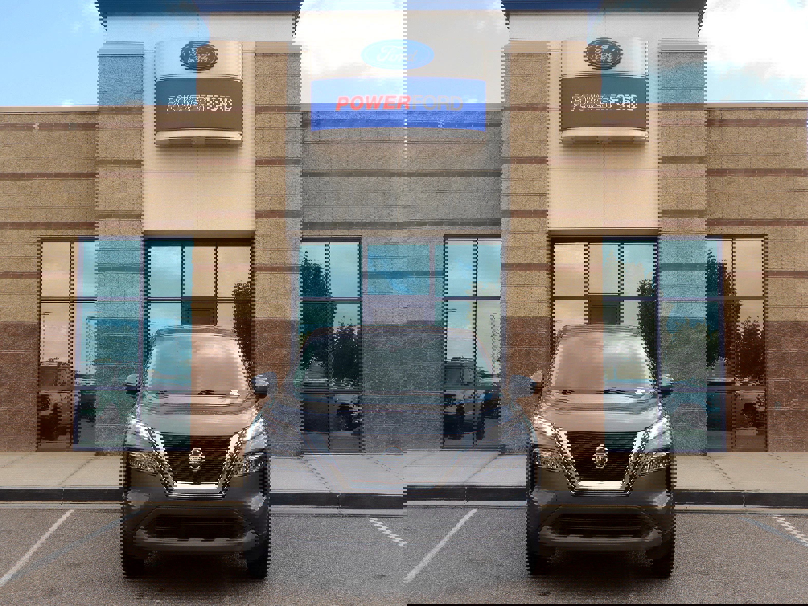 Used 2021 Nissan Rogue SV image 3