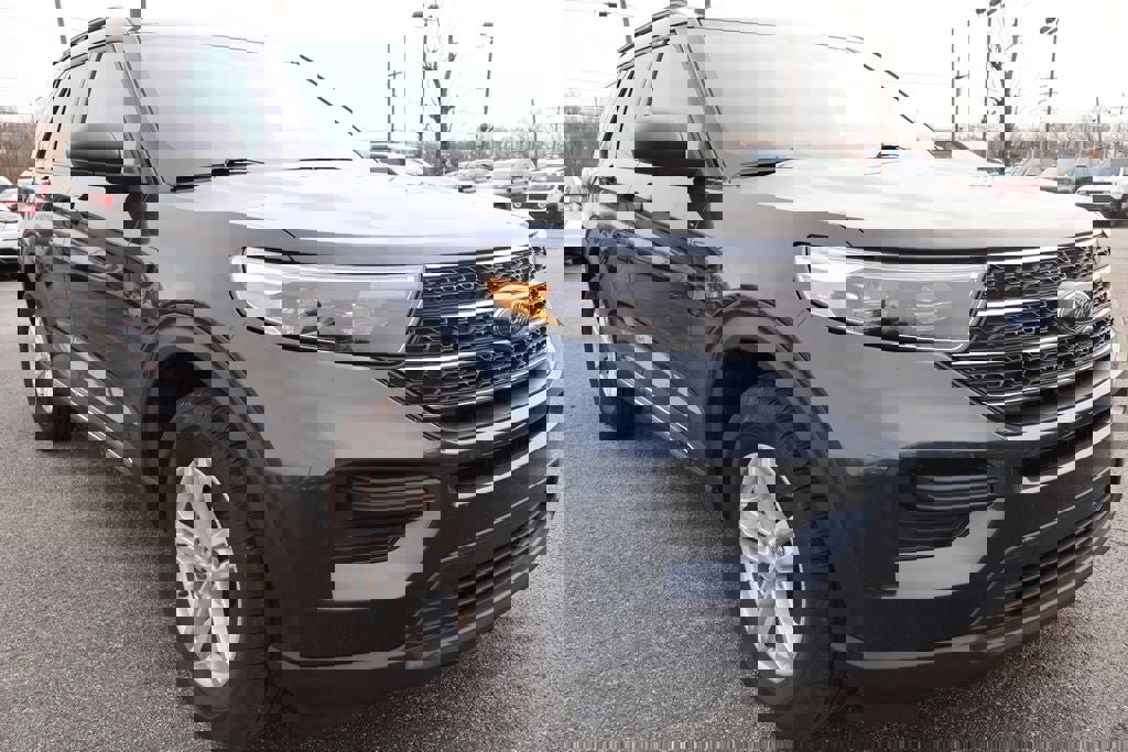 Used 2024 Ford Explorer XLT image 2