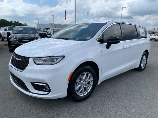 New 2026 Chrysler Pacifica Select image 3