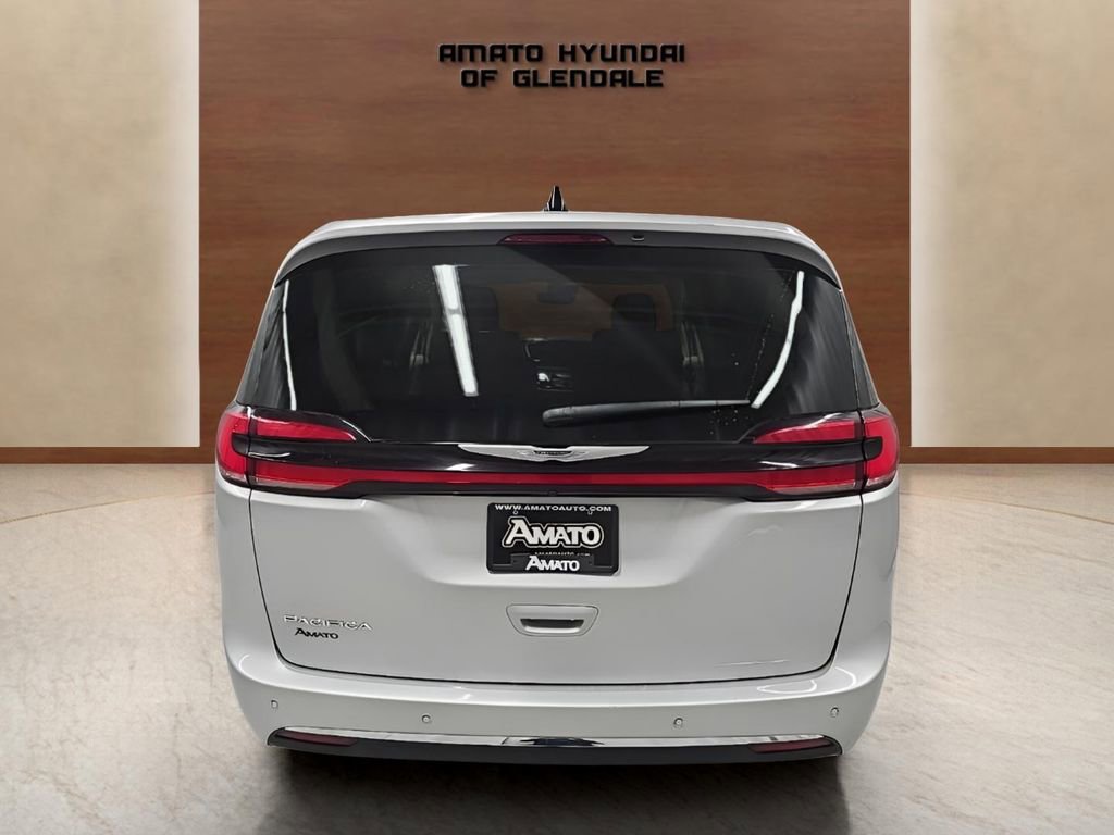 Used 2024 Chrysler Pacifica Touring-L image 5