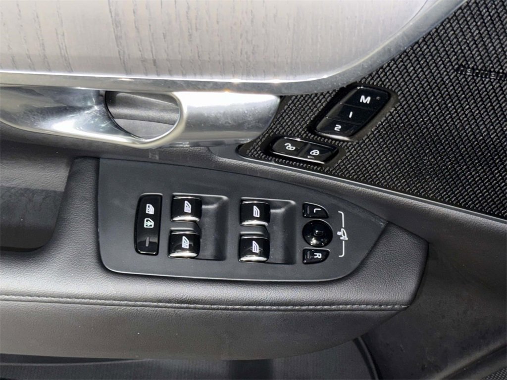 Used 2023 Volvo S90 B6 Plus image 21