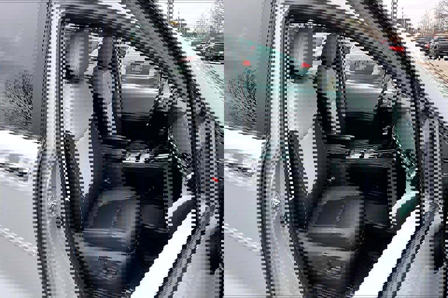 Used 2025 Toyota Sienna XSE w/ XSE Plus Package image 8