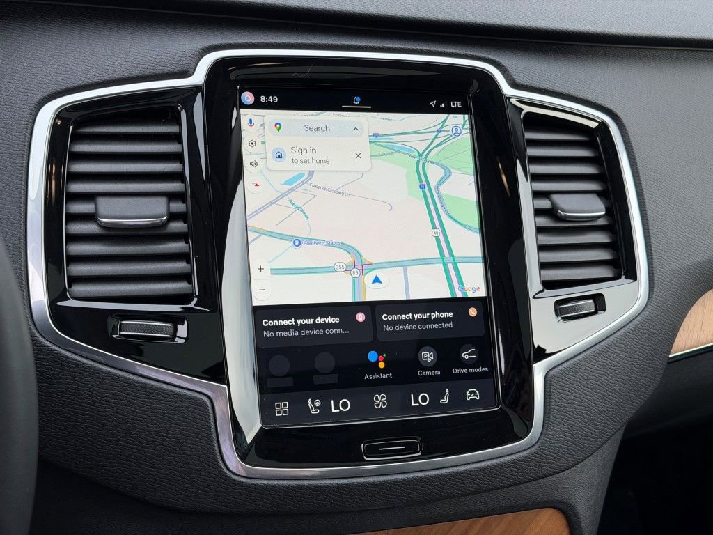 Certified 2025 Volvo XC90 B6 Plus image 30