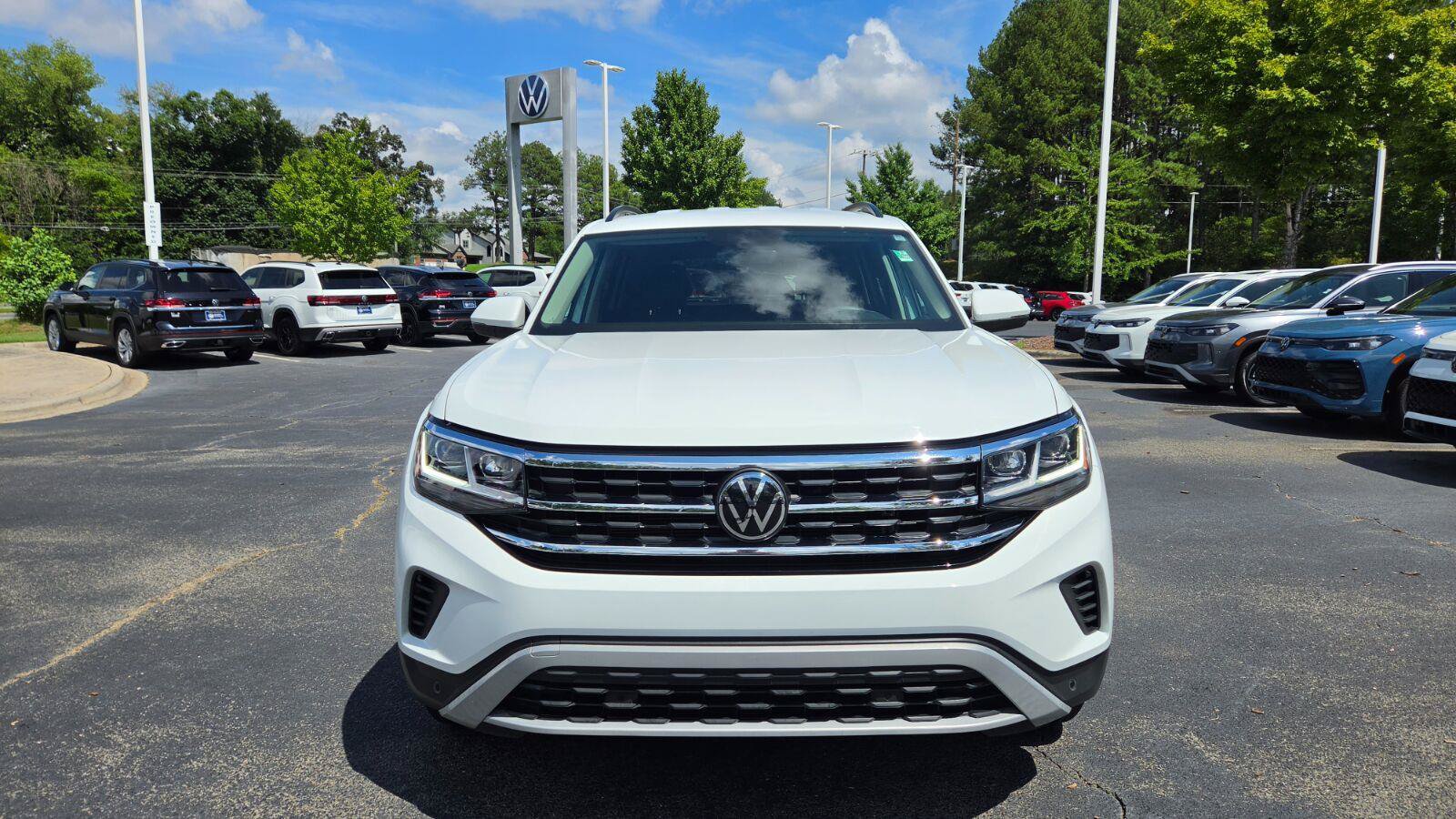 Certified 2023 Volkswagen Atlas SE w/ Black Wheel Package FWD image 7