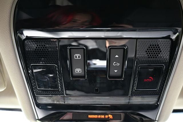 Used 2025 Land Rover Range Rover SE AWD/4WD image 33
