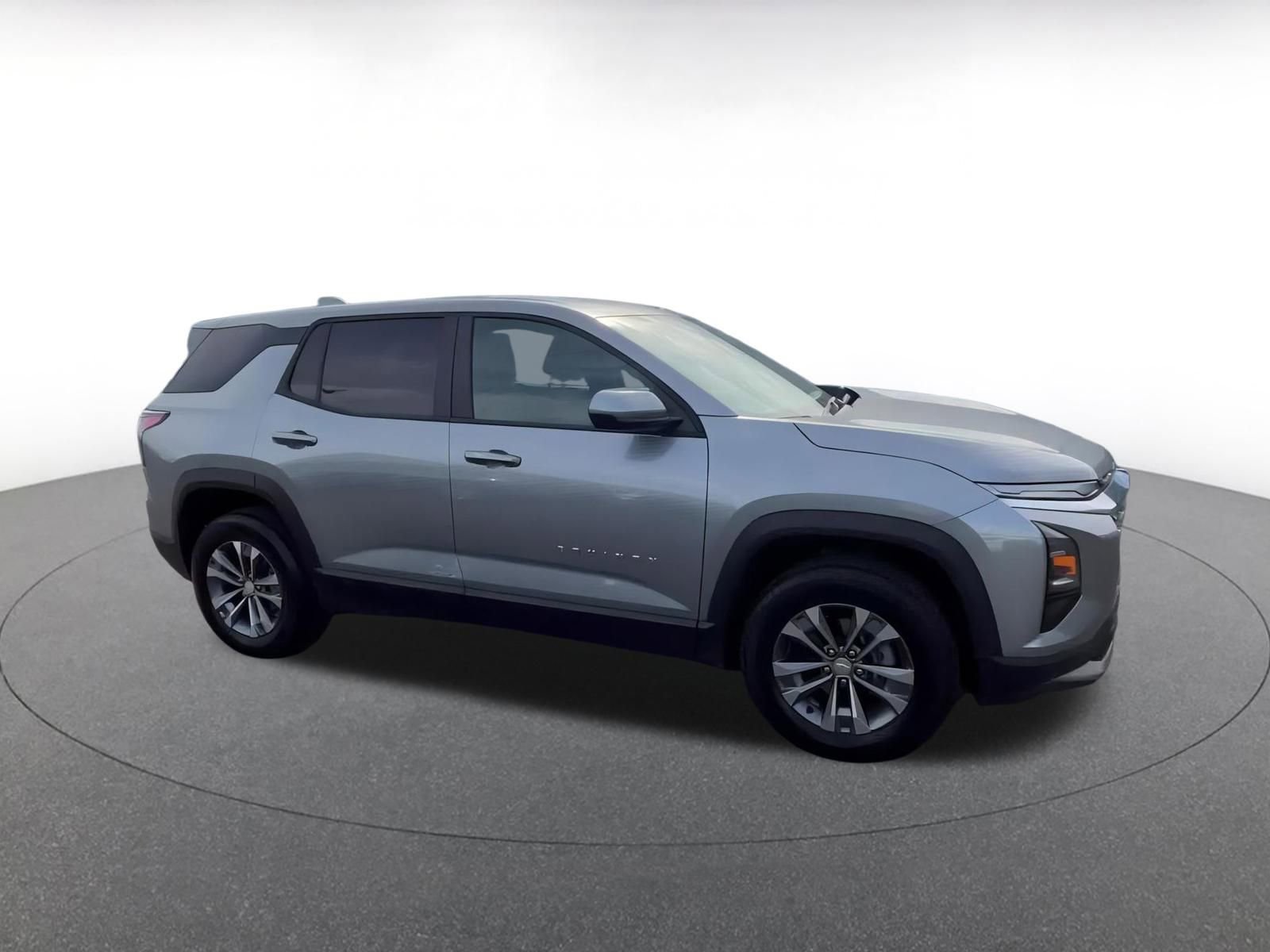 Used 2025 Chevrolet Equinox LT image 2