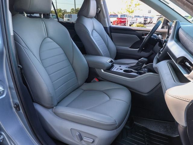 Used 2021 Toyota Highlander XLE FWD image 23