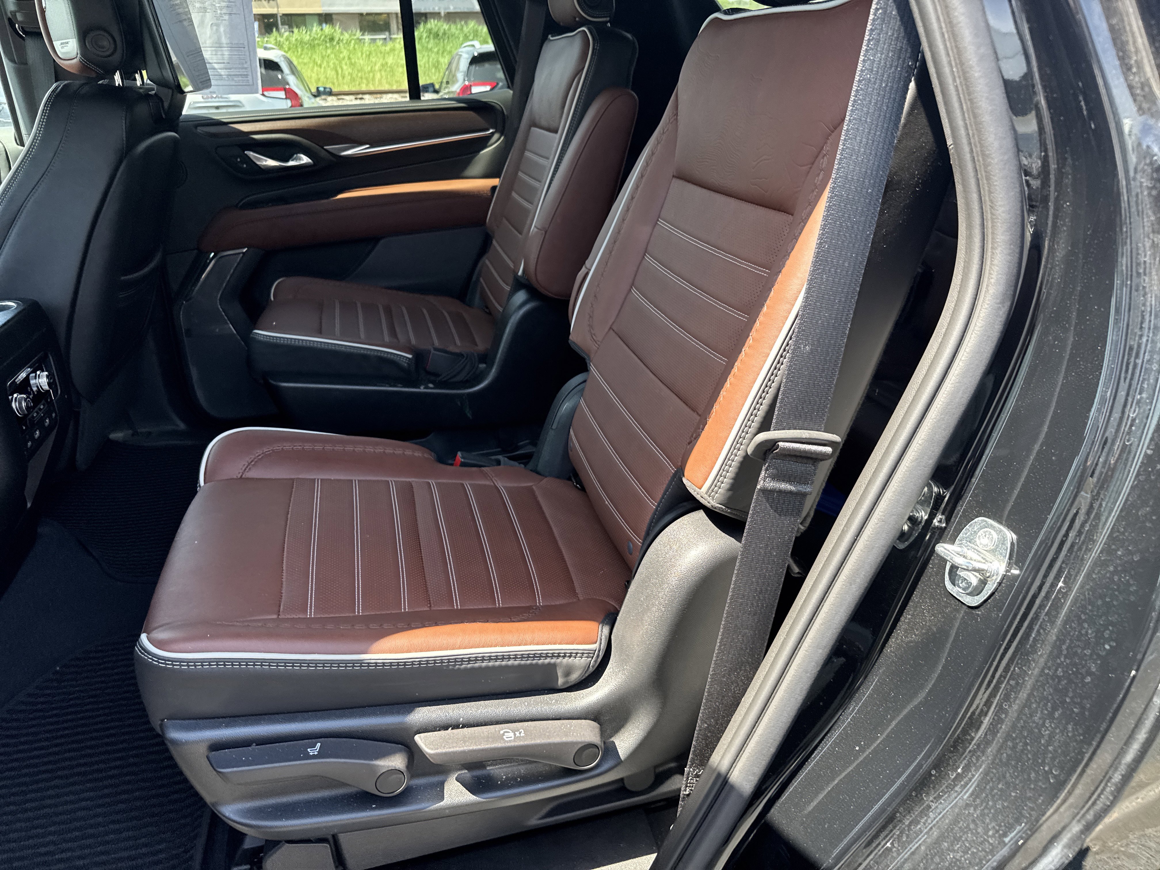 Used 2023 GMC Yukon Denali Ultimate AWD/4WD image 13