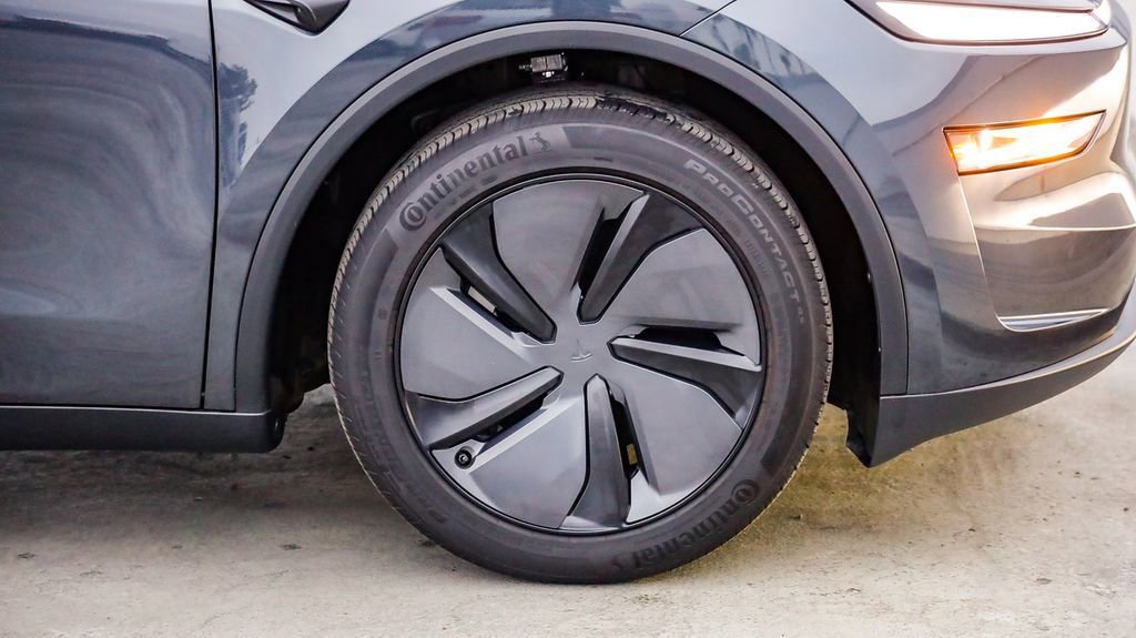 Used 2026 Tesla Model Y Long Range RWD image 11