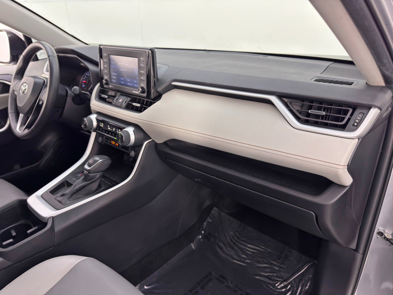 Used 2022 Toyota RAV4 XLE Premium image 14