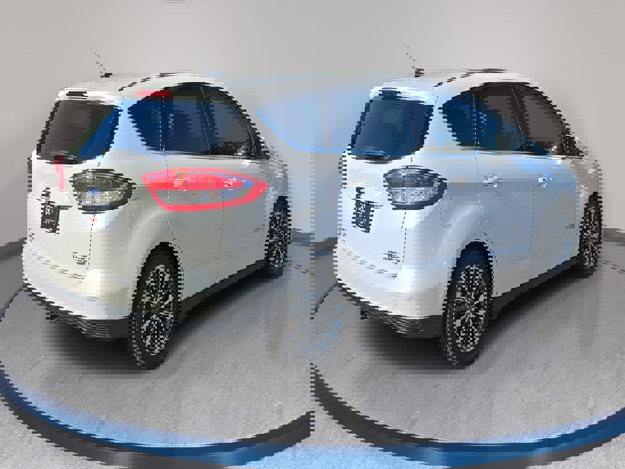 Used 2017 Ford C-MAX Titanium w/ Equipment Group 301A image 5