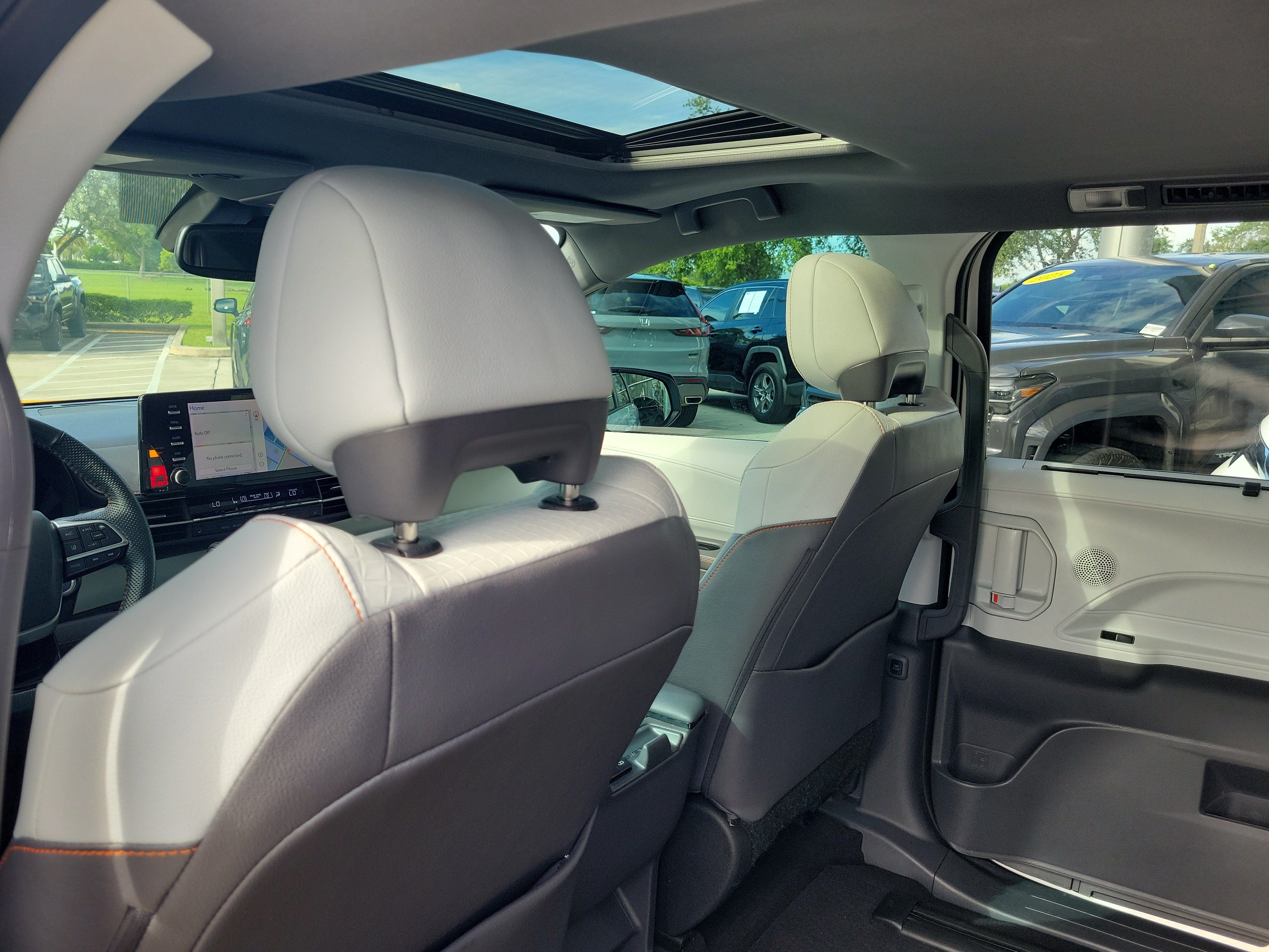 Used 2022 Toyota Sienna XSE FWD image 17