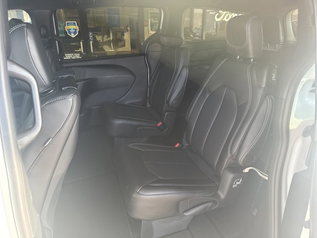 New 2026 Chrysler Pacifica Select image 15