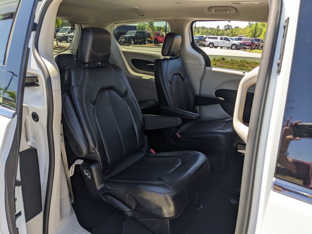 Used 2024 Chrysler Pacifica Touring-L image 39
