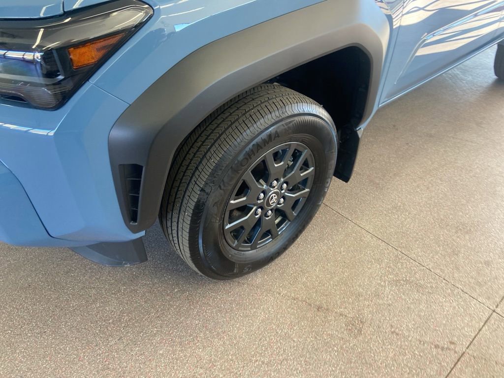 Used 2025 Toyota 4Runner SR5 AWD/4WD image 4