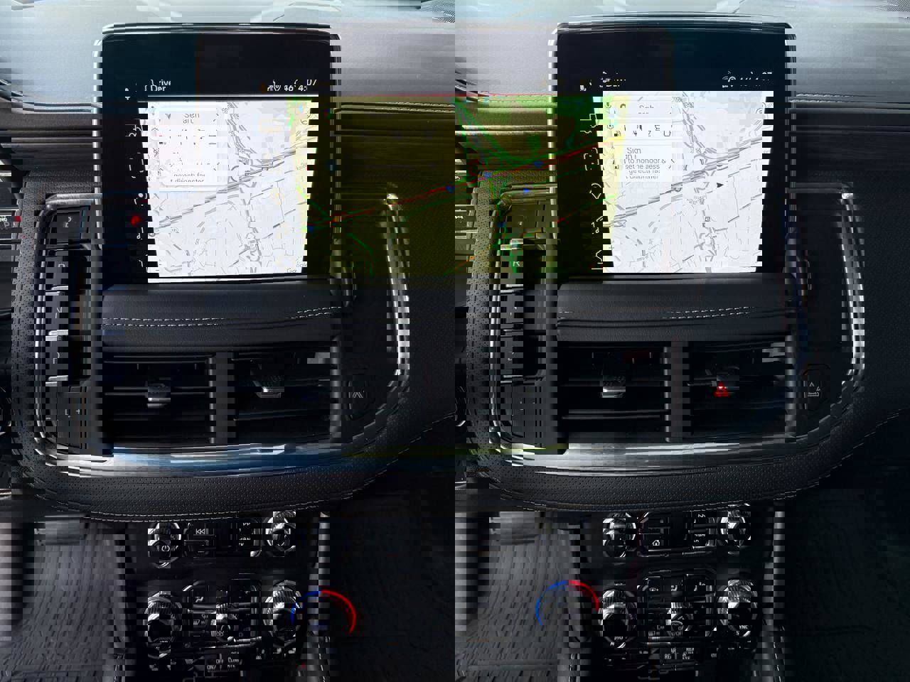 Used 2024 GMC Yukon SLT w/ SLT Luxury Package image 19