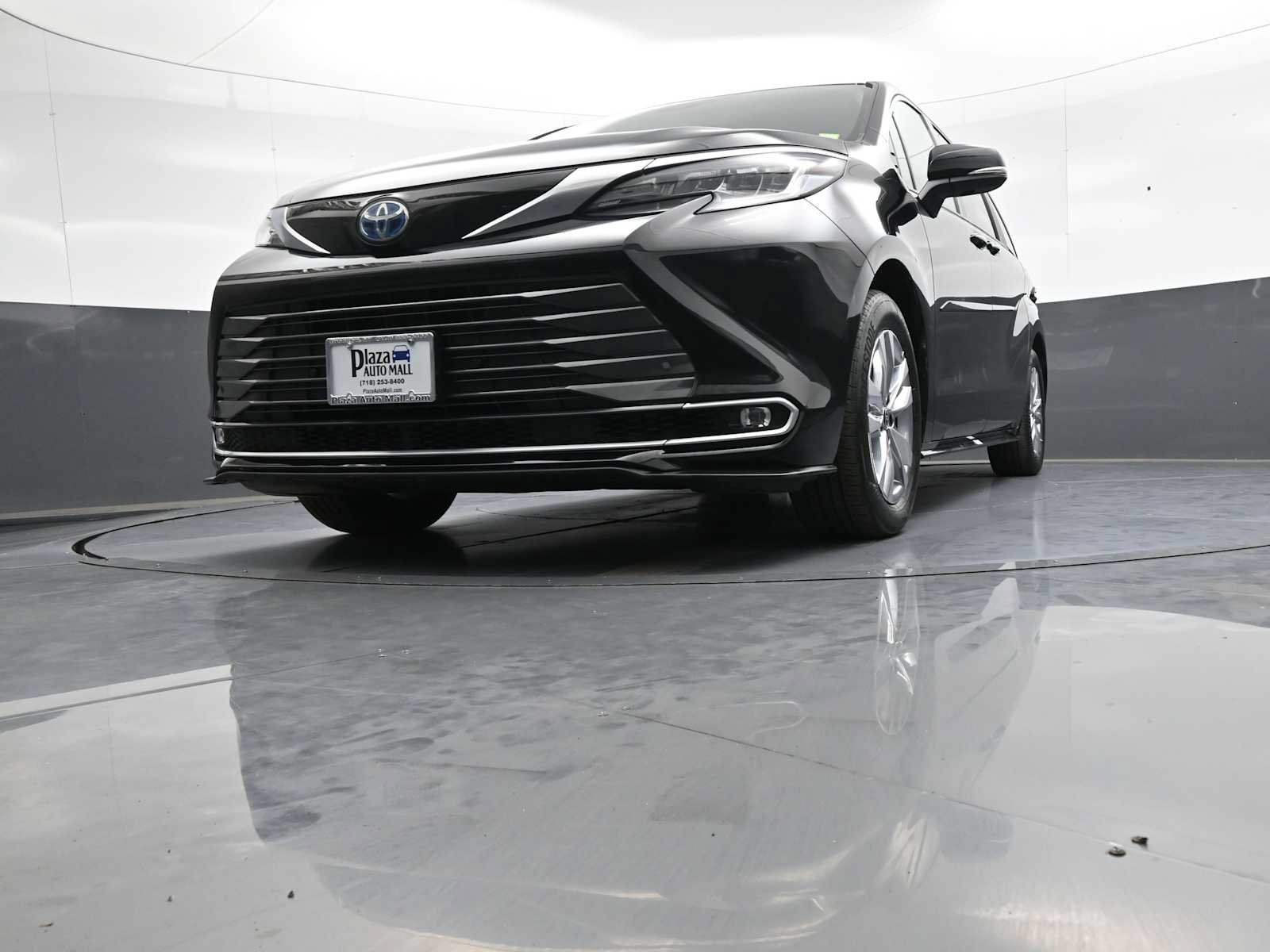 Used 2024 Toyota Sienna Limited AWD/4WD image 28