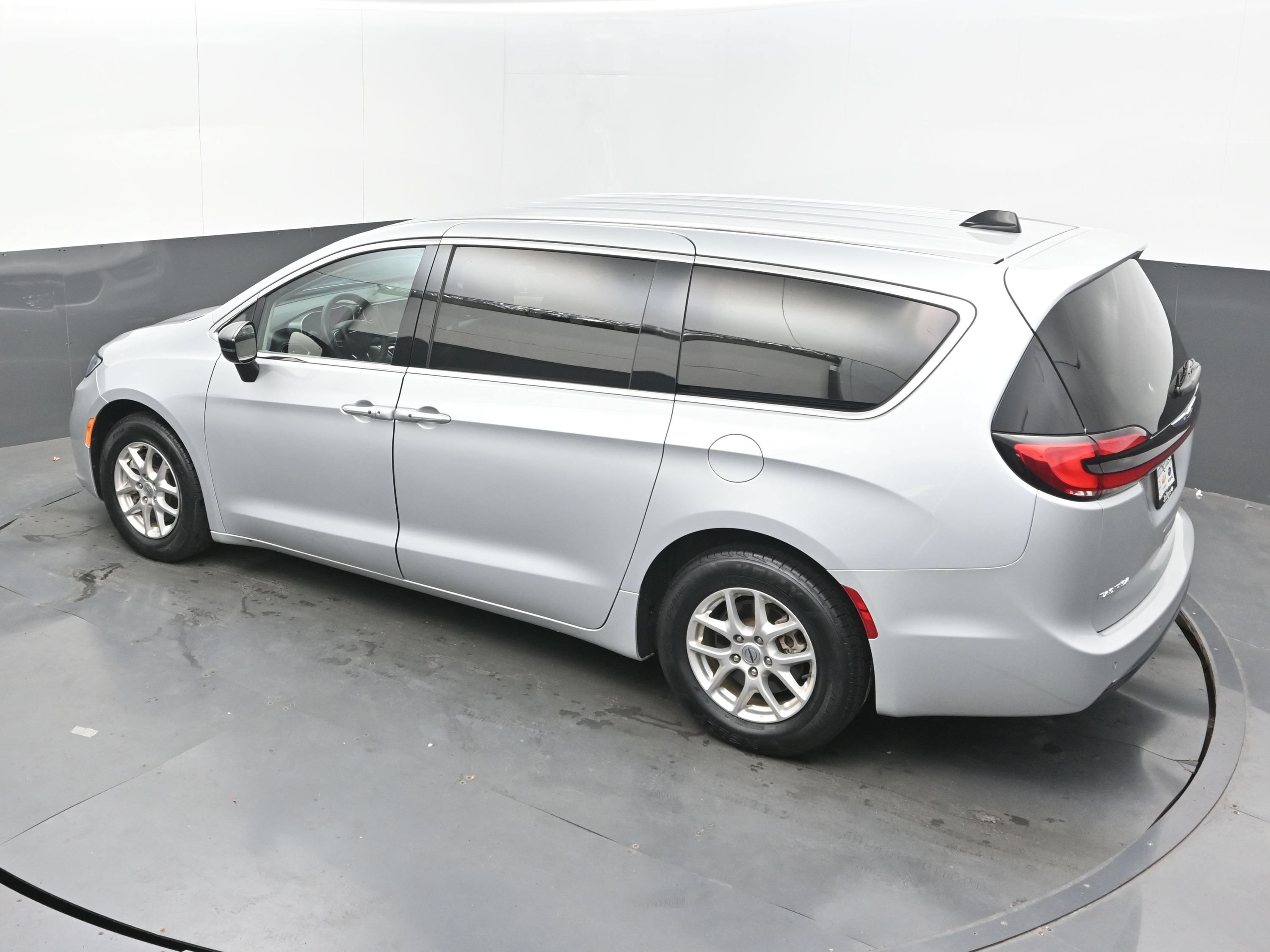 Used 2024 Chrysler Pacifica Touring-L FWD image 32