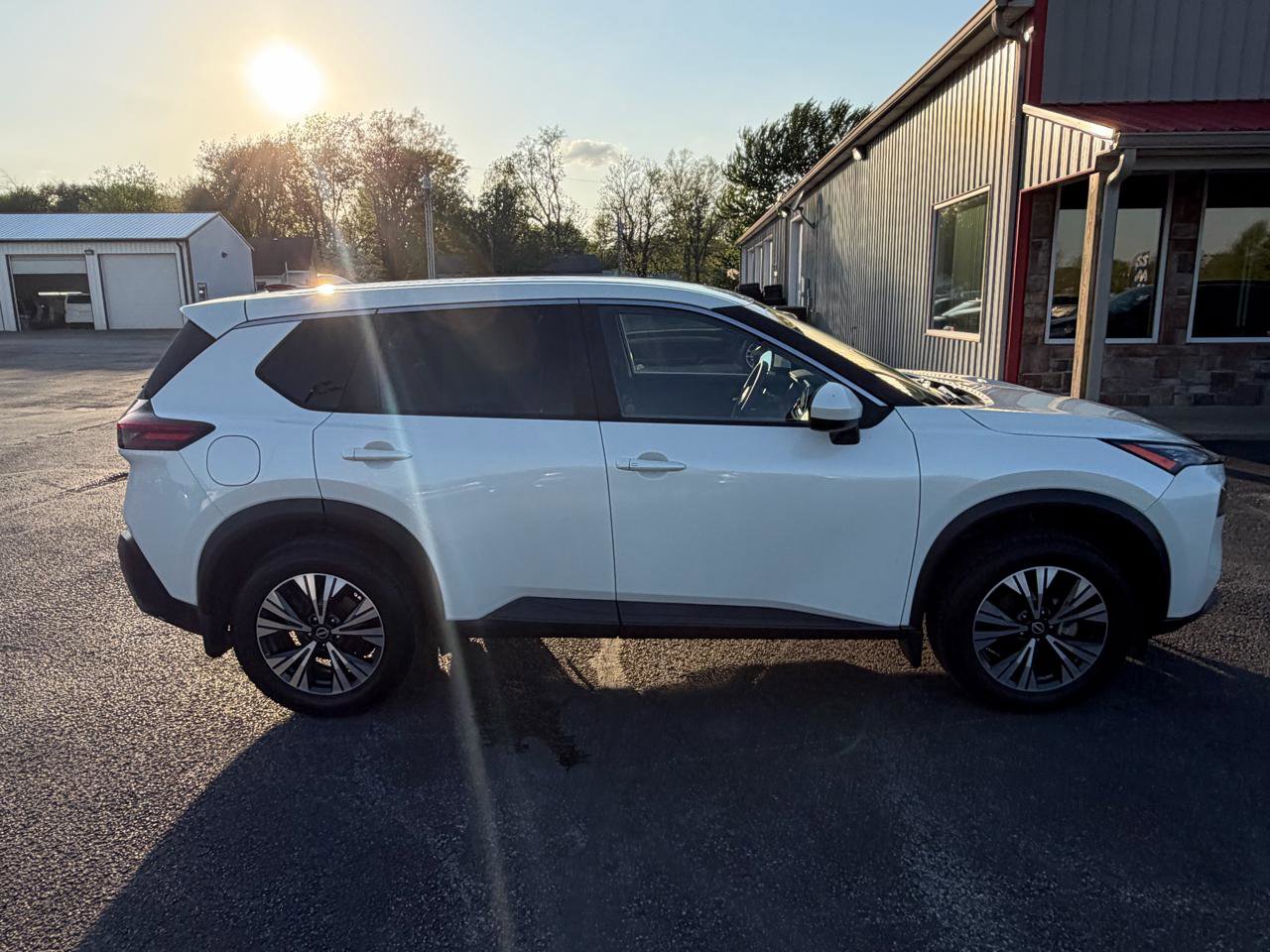 Used 2023 Nissan Rogue SV FWD image 3
