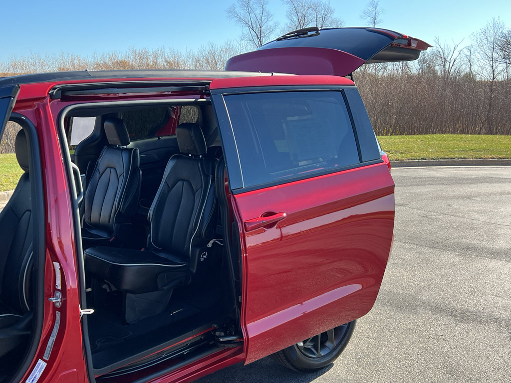 Used 2026 Chrysler Pacifica Limited w/ Uconnect Theater Family Group image 36