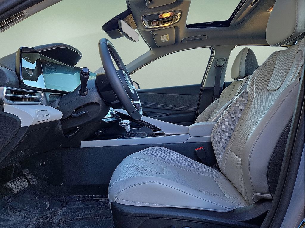 Used 2025 Hyundai Elantra Limited image 24