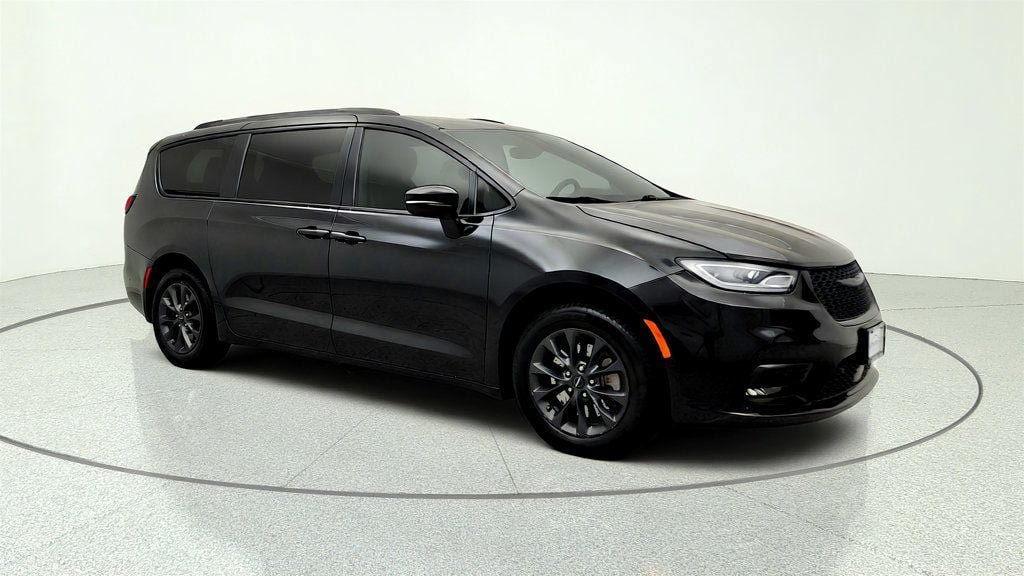 Used 2021 Chrysler Pacifica Touring-L w/ Premium & Safety Sphere Group AWD/4WD image 3