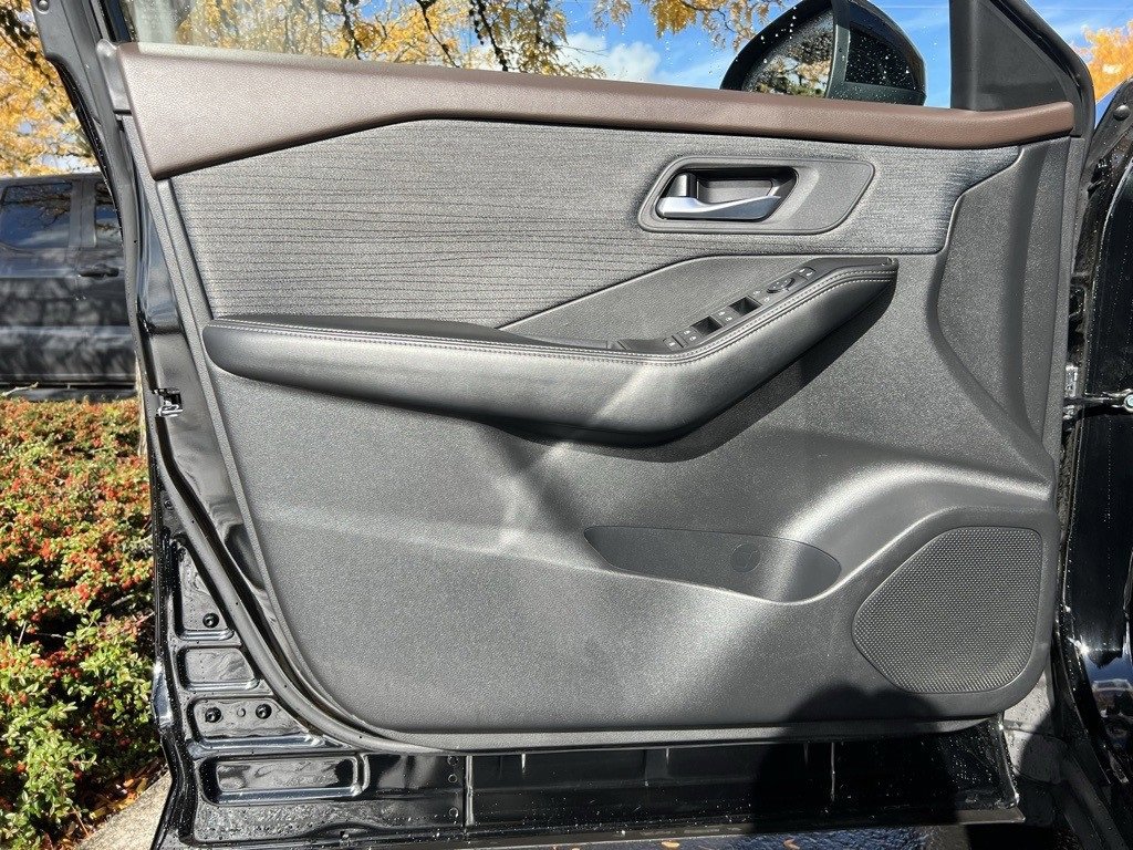 Used 2023 Nissan Rogue SV image 10