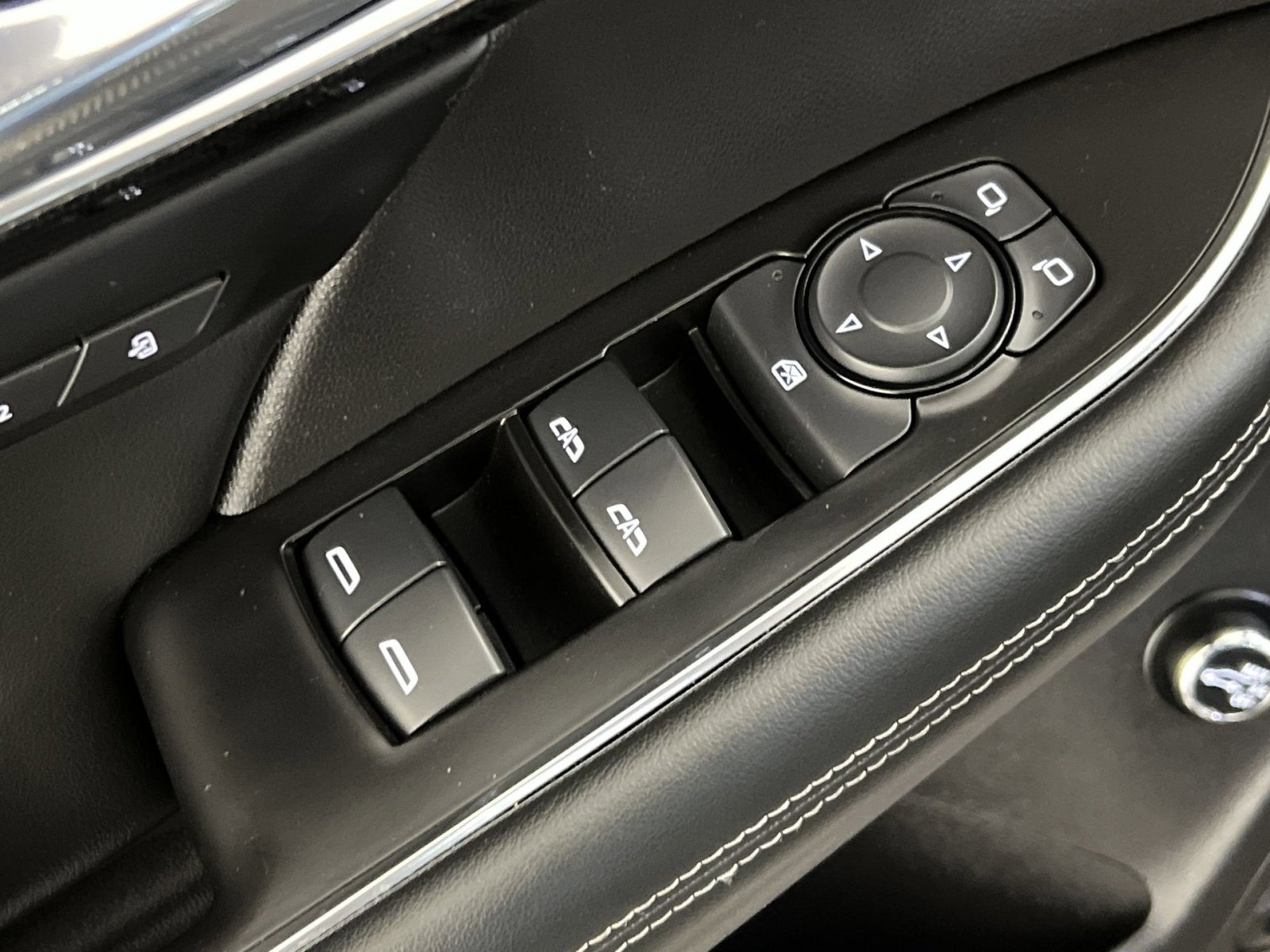 Used 2023 Buick Envision Essence image 13