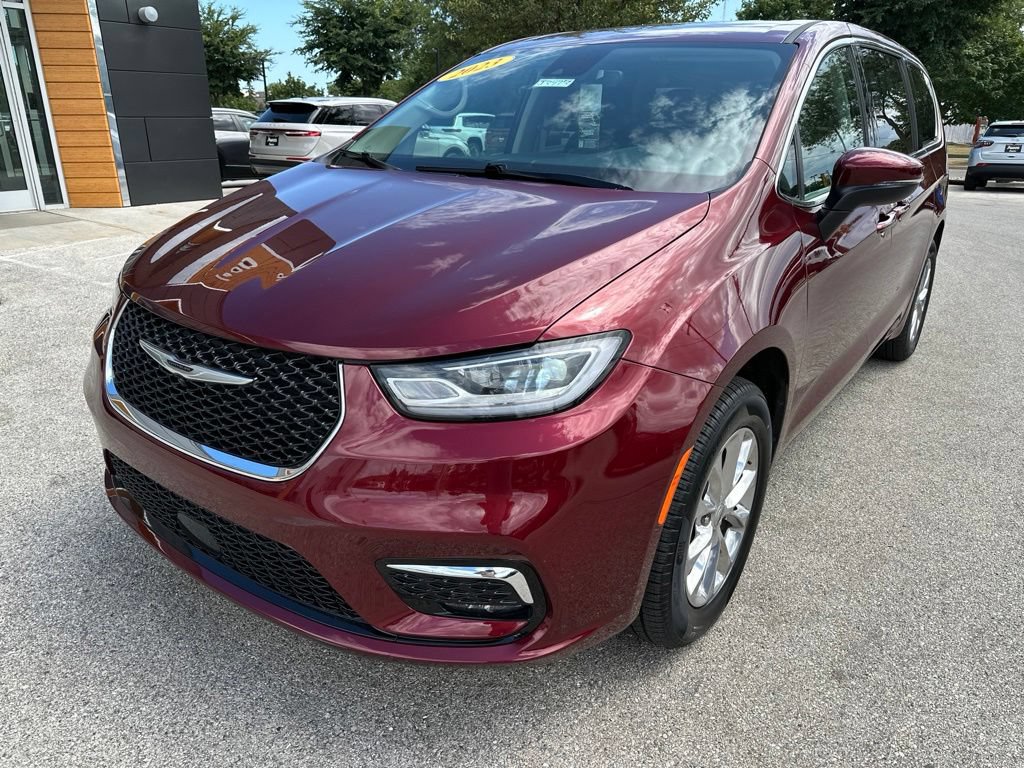 Used 2023 Chrysler Pacifica Touring-L AWD/4WD image 2