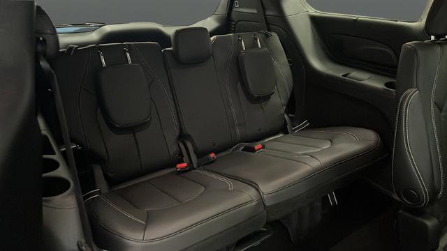 Used 2021 Chrysler Pacifica Touring-L w/ Premium & Safety Sphere Group AWD/4WD image 27