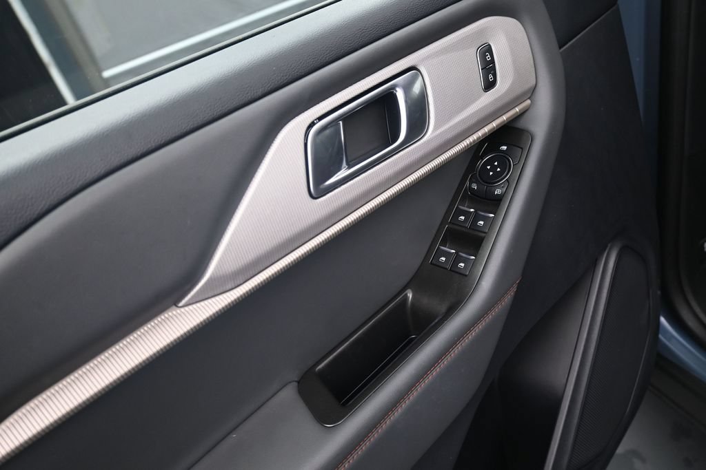 Used 2025 Ford Explorer Active RWD image 18