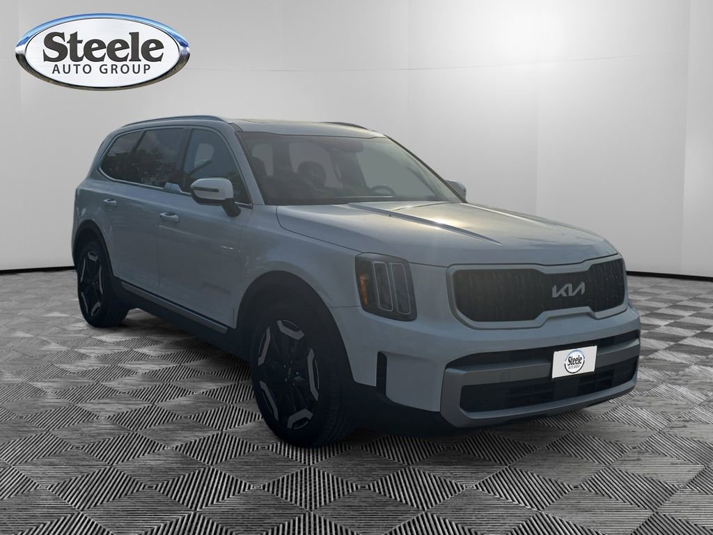 Used 2023 Kia Telluride EX w/ EX Captain's Chair Package image 7