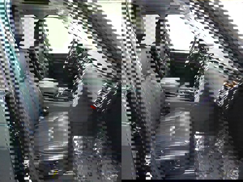 Used 2017 Land Rover Discovery HSE image 25