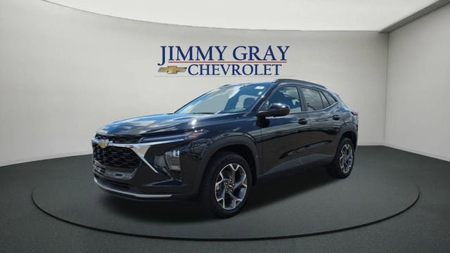 Used 2025 Chevrolet Trax LT FWD image 1