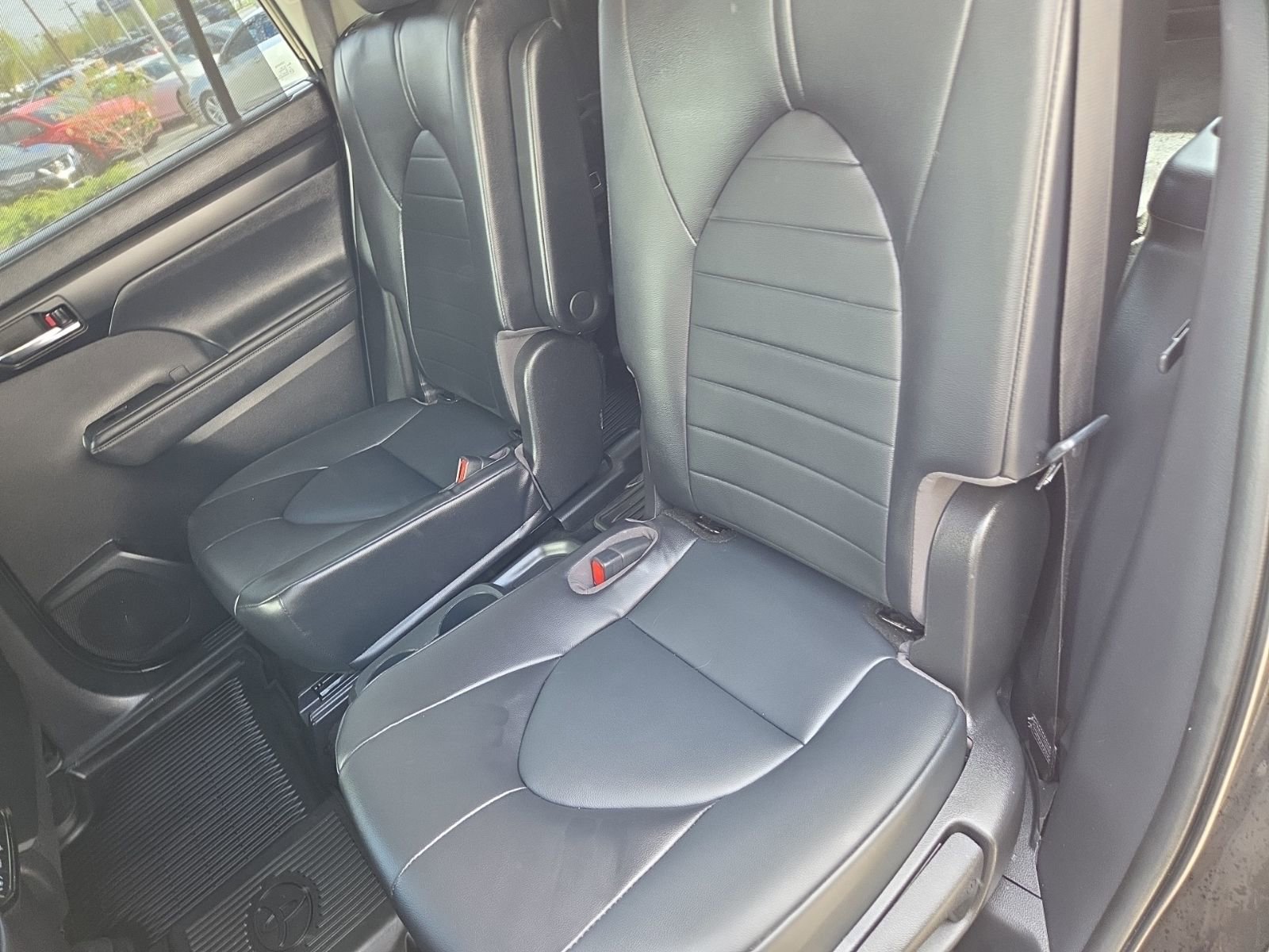 Used 2022 Toyota Highlander XLE image 26