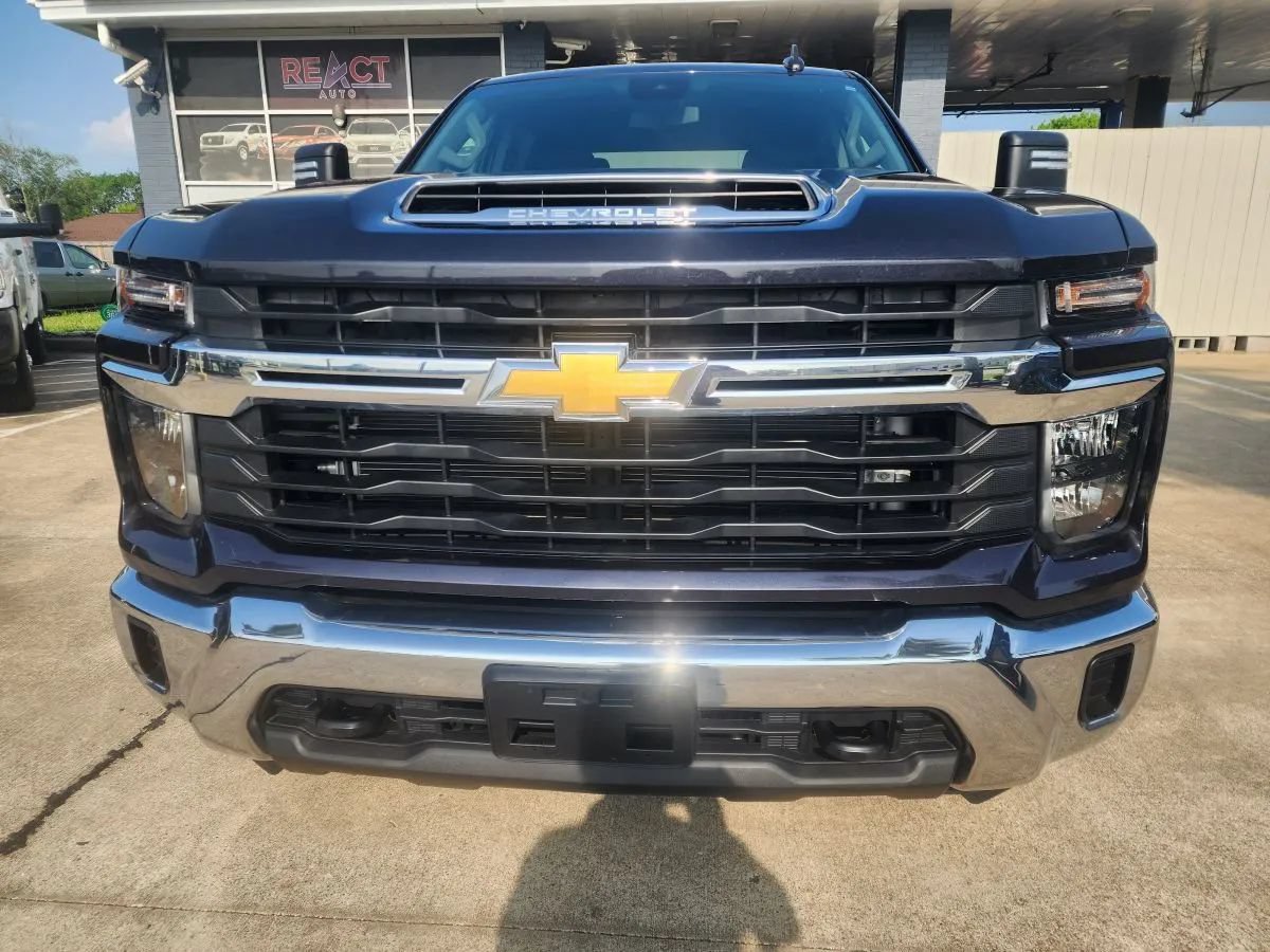 Used 2024 Chevrolet Silverado 2500 LT AWD/4WD image 2