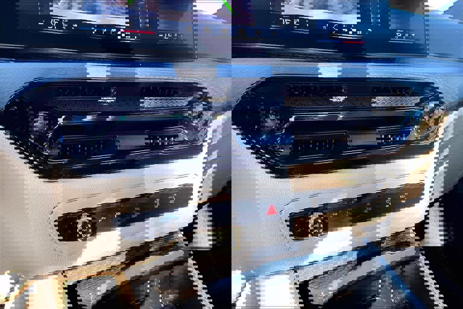 Certified 2025 BMW 330i Sedan w/ Premium Package image 33