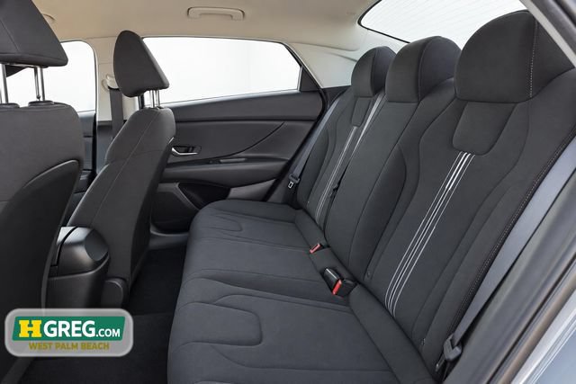 Used 2022 Hyundai Elantra SEL w/ Preferred Accessory Package FWD image 11