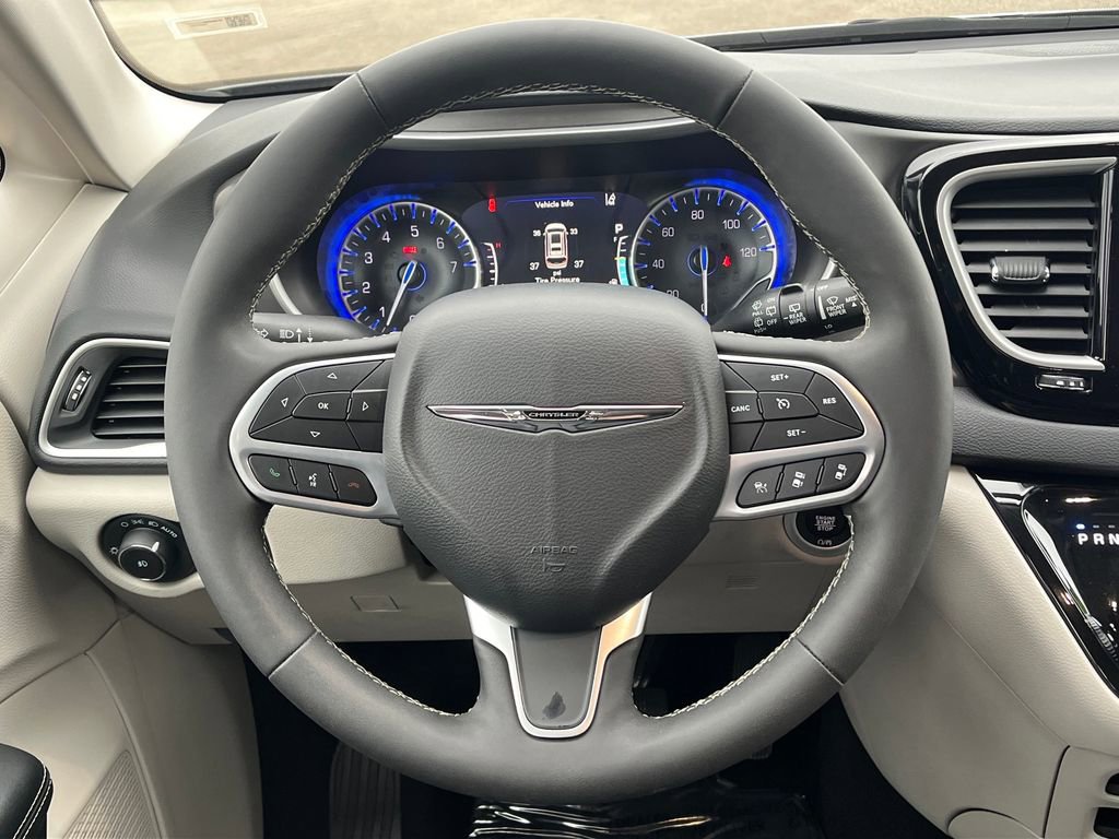 Used 2024 Chrysler Pacifica Touring-L image 31