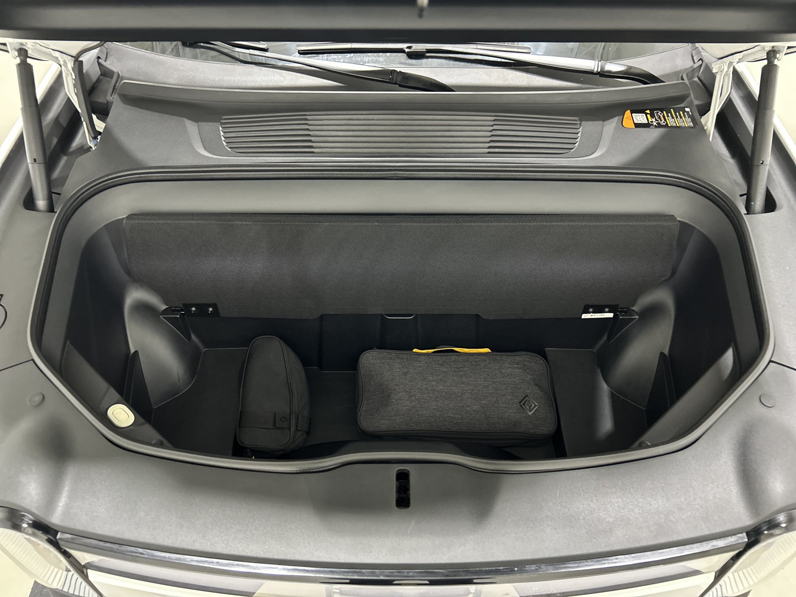 Used 2024 Rivian R1S Adventure AWD/4WD image 14