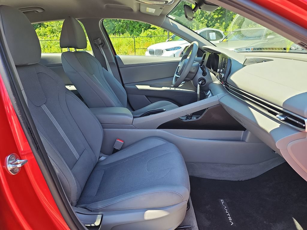 Used 2023 Hyundai Elantra SE w/ Cargo Package FWD image 11