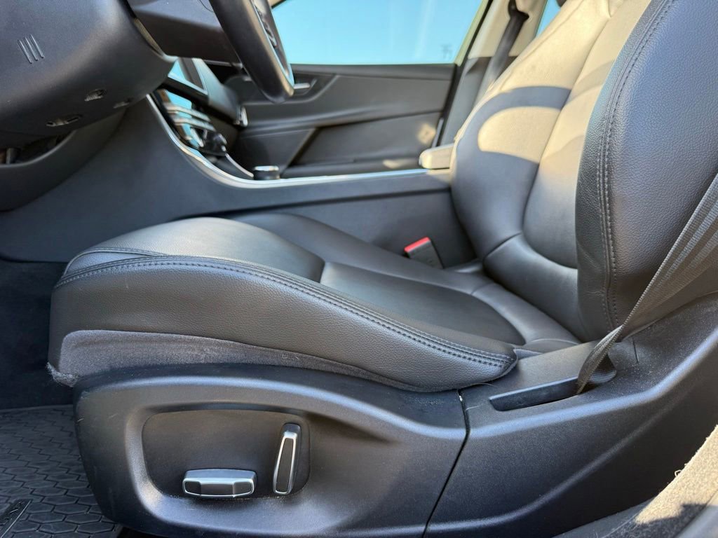 Used 2019 Jaguar XE Premium RWD image 8