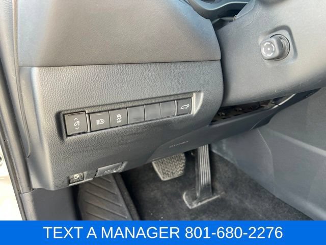 Used 2024 Toyota Venza LE AWD/4WD image 13