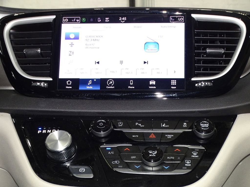 Used 2024 Chrysler Pacifica Touring-L image 32